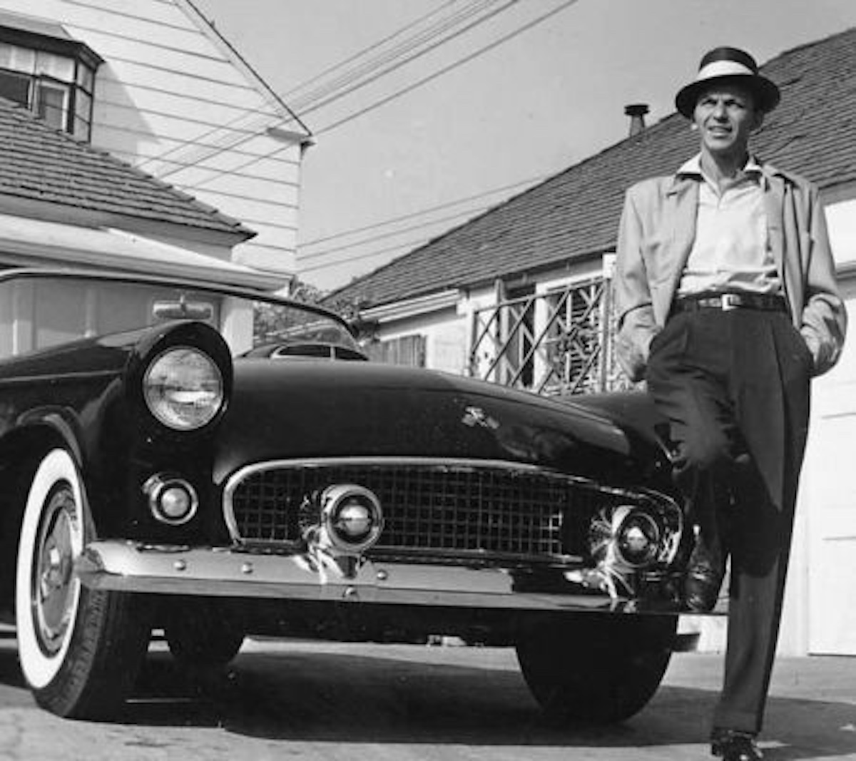 Frank Worth – Frank Sinatra next to his T-Bird, 1955 – foto
