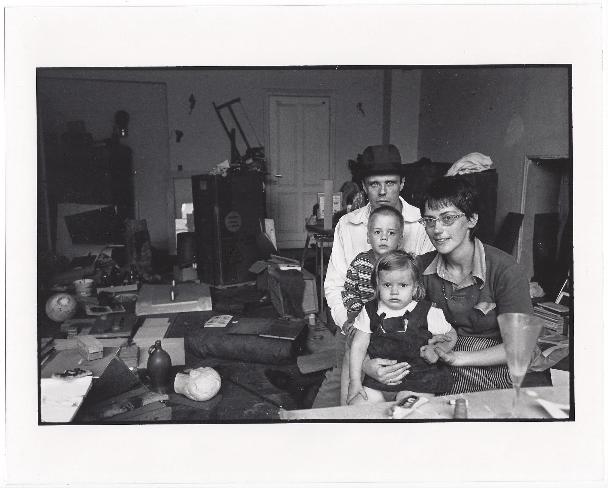 Leonard Freed – Joseph Beuys and his Family in his Home in Oberkassel, 1965 – Impresión gelatina de plata