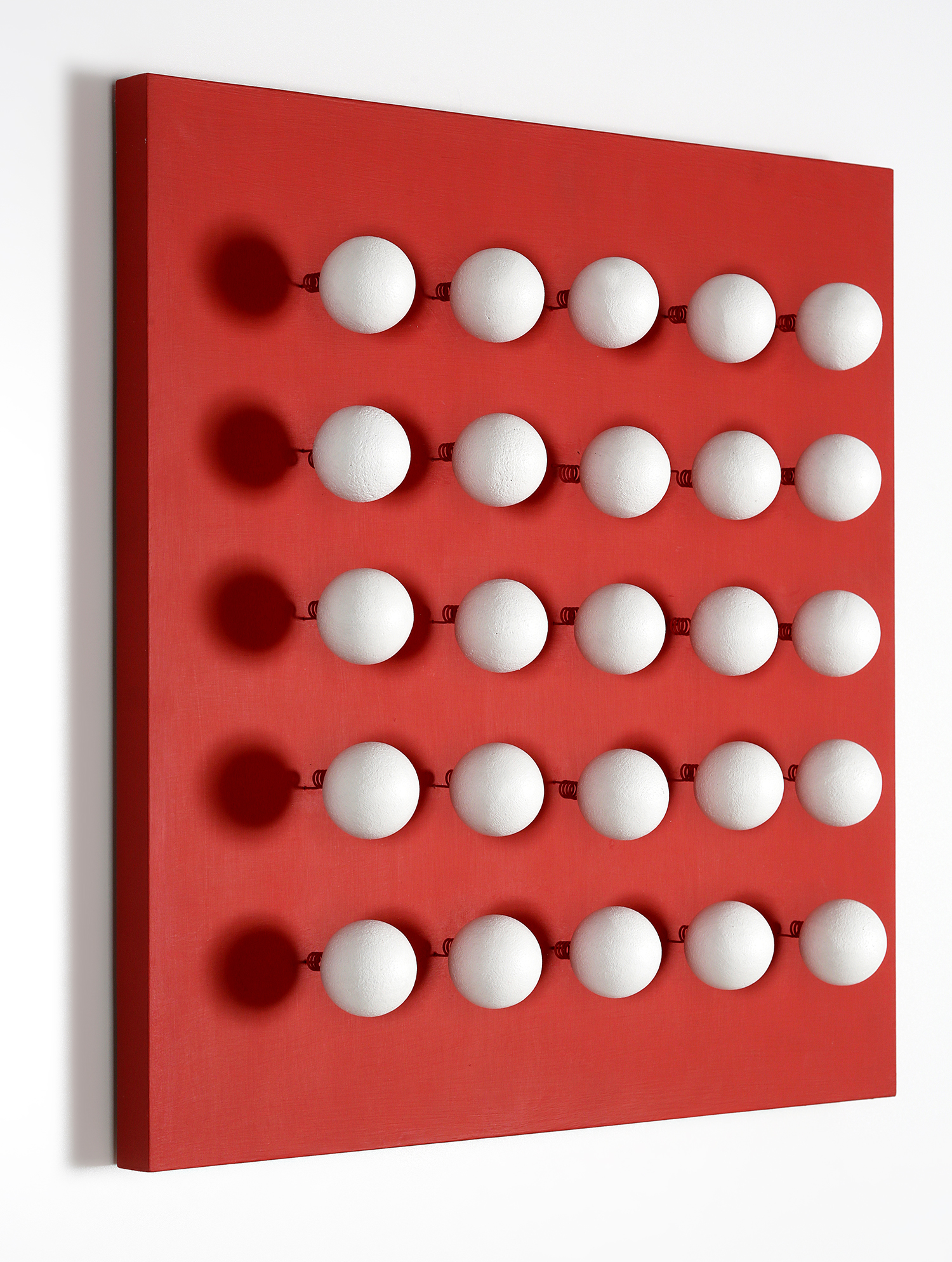 Antonio Asis – boules tactiles sur font rouge, 2015 – Sculpture