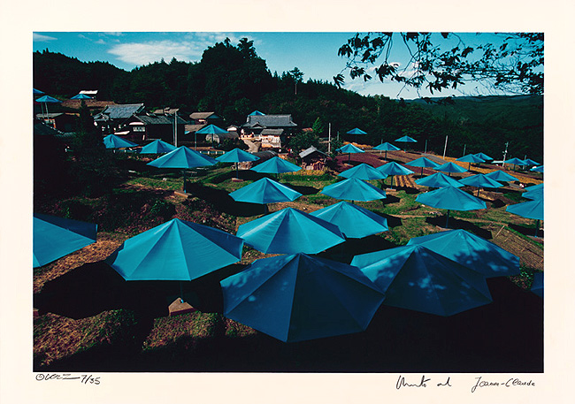 Javacheff Christo – Umbrellas Jinba Blue, 1991 – Foto