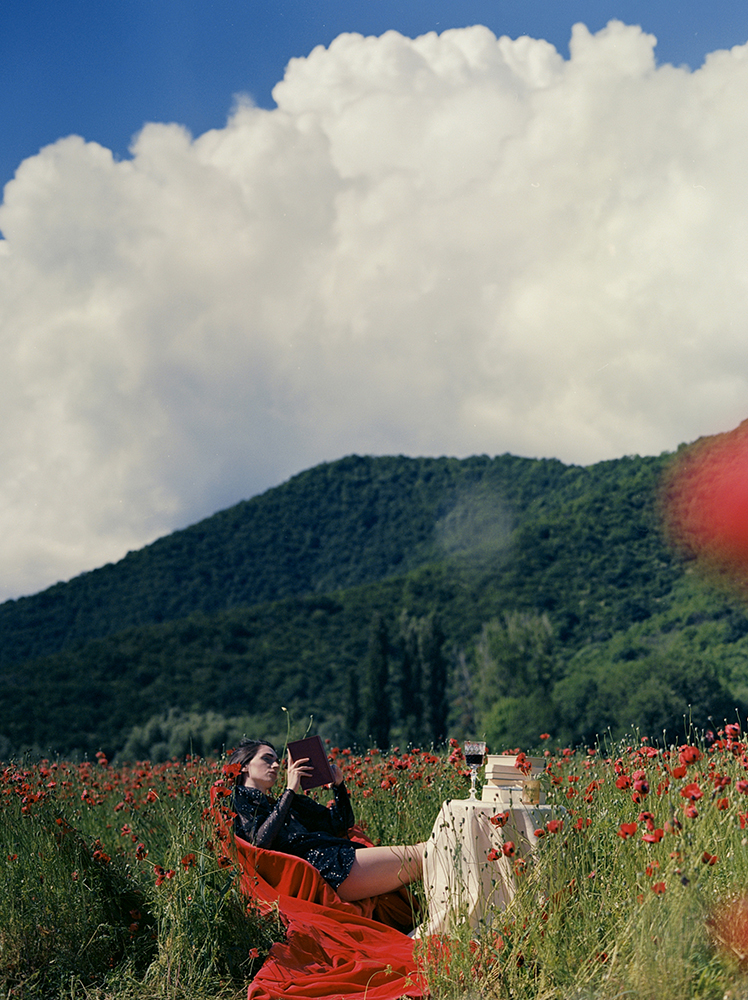 Mariam Sitchinava – Picnic in a Poppy Field, 2020 – Fotografía