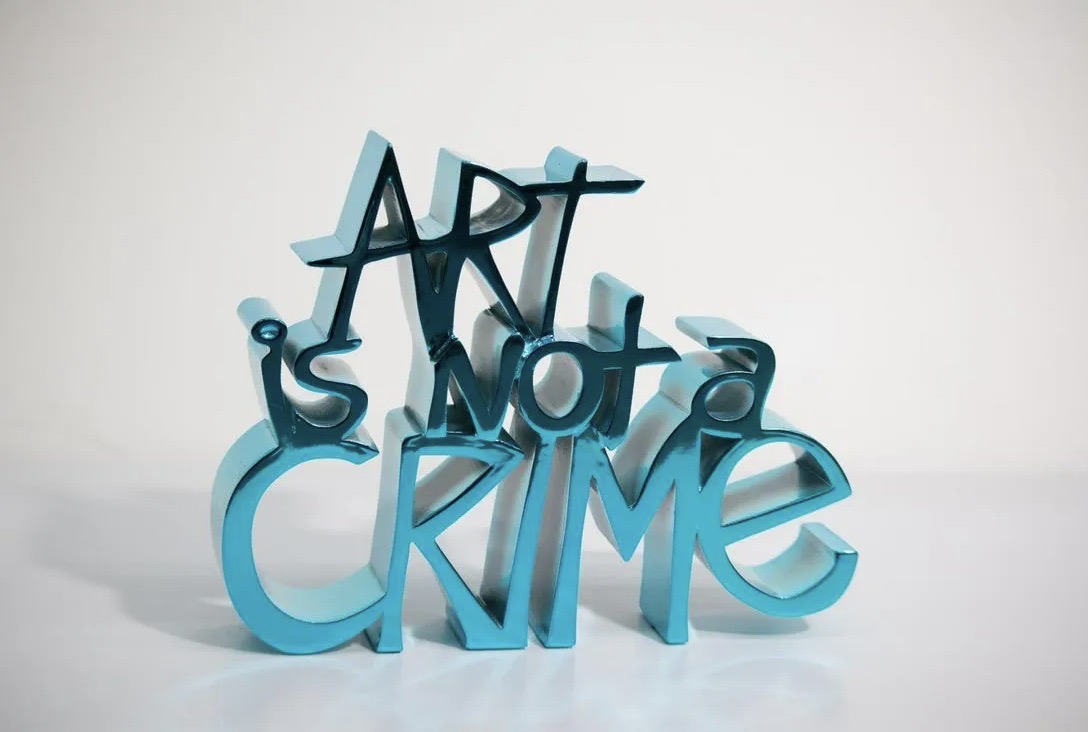 Mr. Brainwash – ART IS NOT A CRIME (Chrome Blue, 2021 – Escultura de acrílico