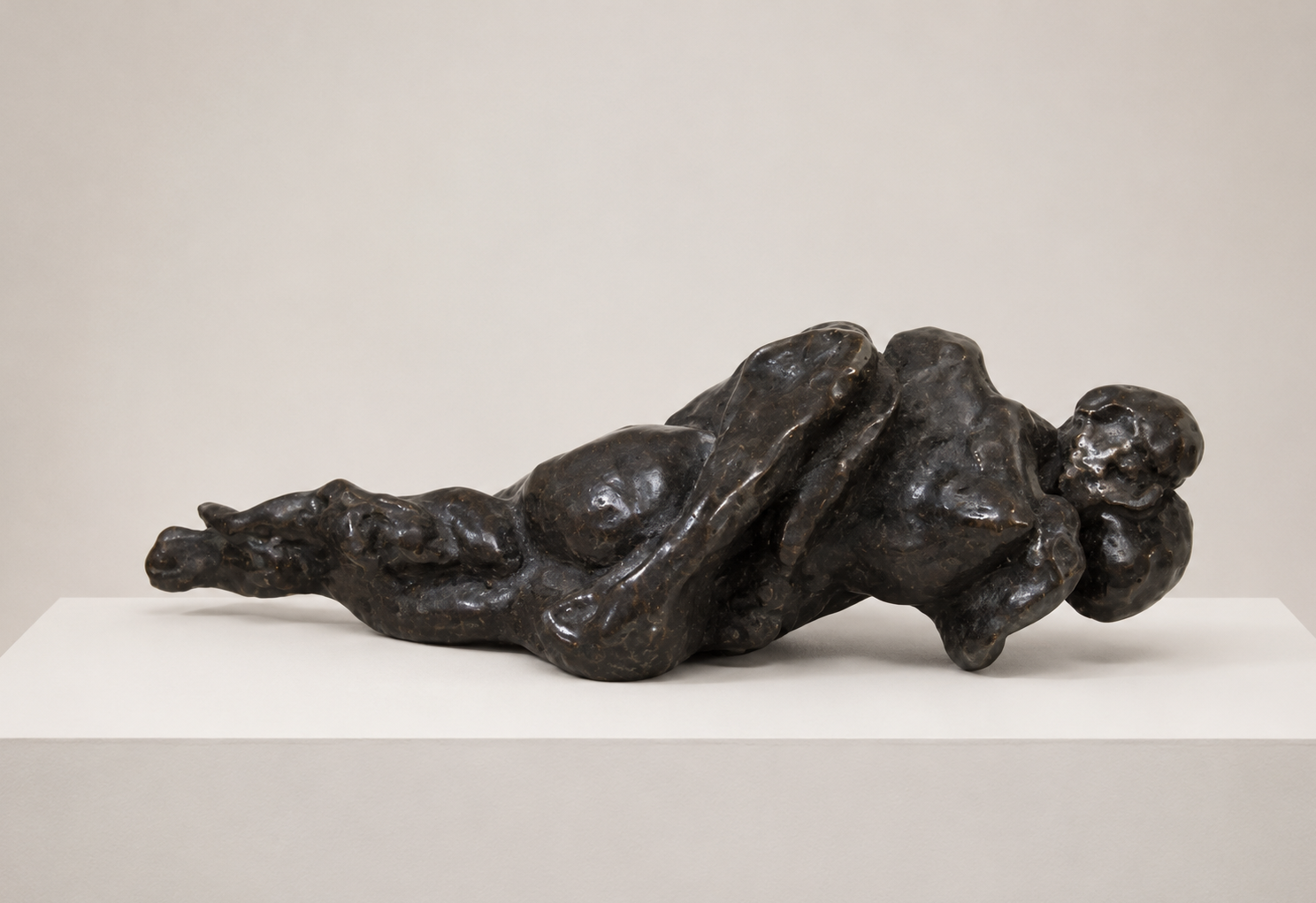 Eva Claessens – A Hug III, 2023 – Bronze