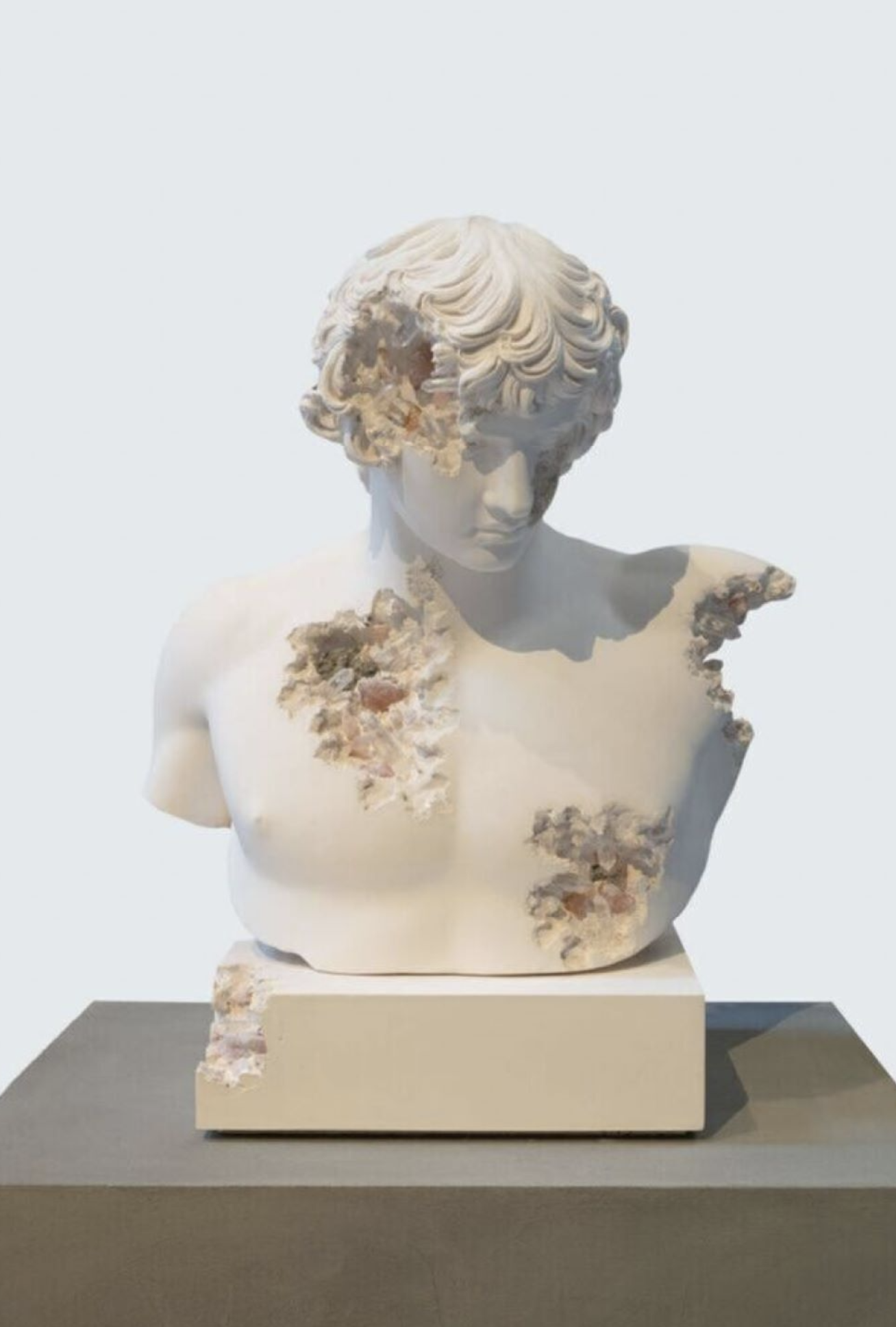 Daniel Arsham – Rose Quartz Eroded Bust of Antinous, 2021 – Mixed média