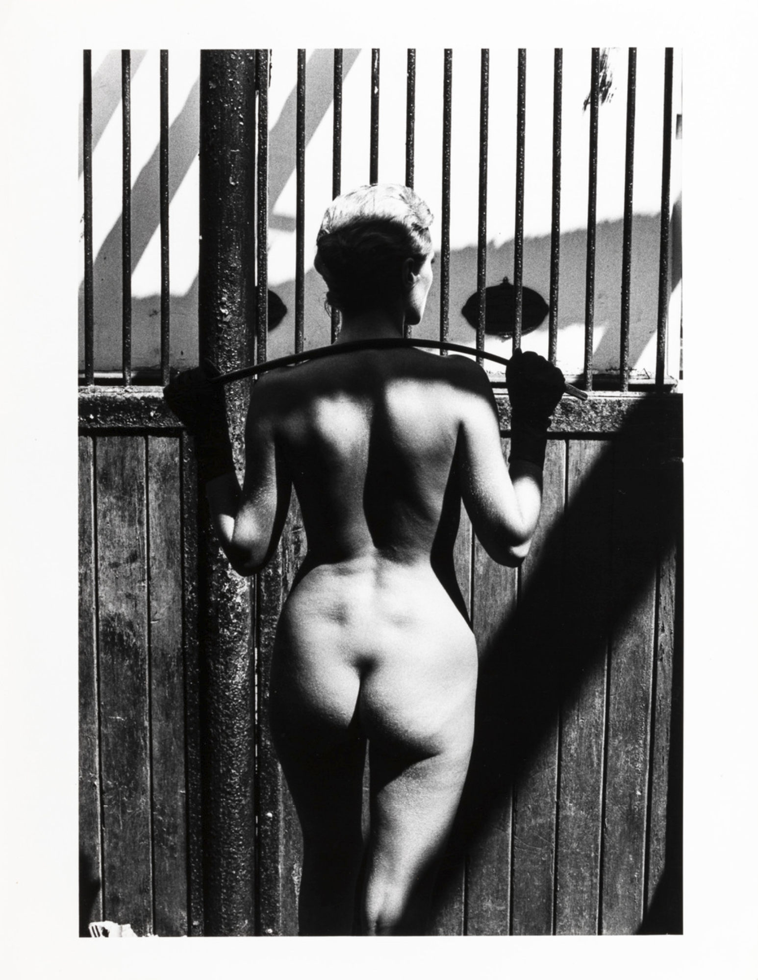 Helmut Newton – Rosalyn at Arcangues, 1975 – Photographie Gélatine
