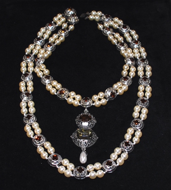 Hiroshi Sugimoto – Necklace of Jane Seymour, 2000 – Gemengde techniek.