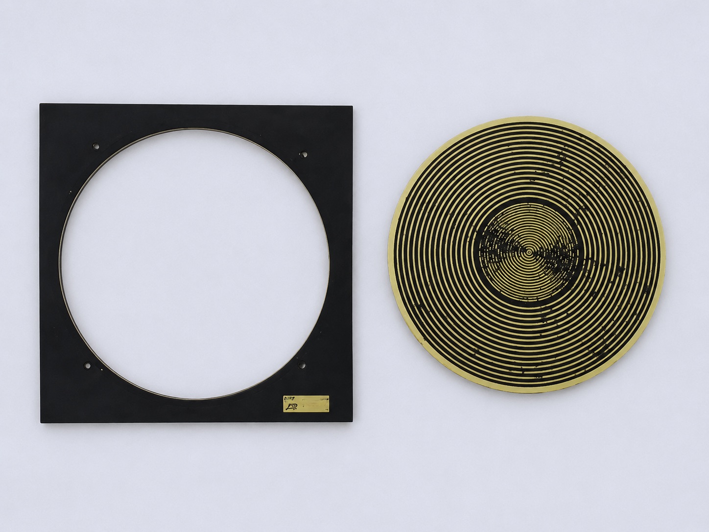 Rosemarie Trockel – Ex voto Platte, 2000 – Técnica mixta