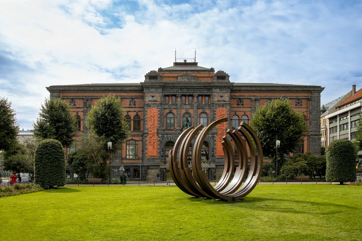 Bernar Venet: Sculpture in West Norway Museum of Decorative Art / Image © Unsplash / ThePowerCouple