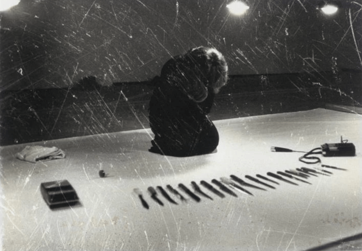 Marina Abramovic - Rhythm 10, 20 Knives, Tape Recorder (1973) 