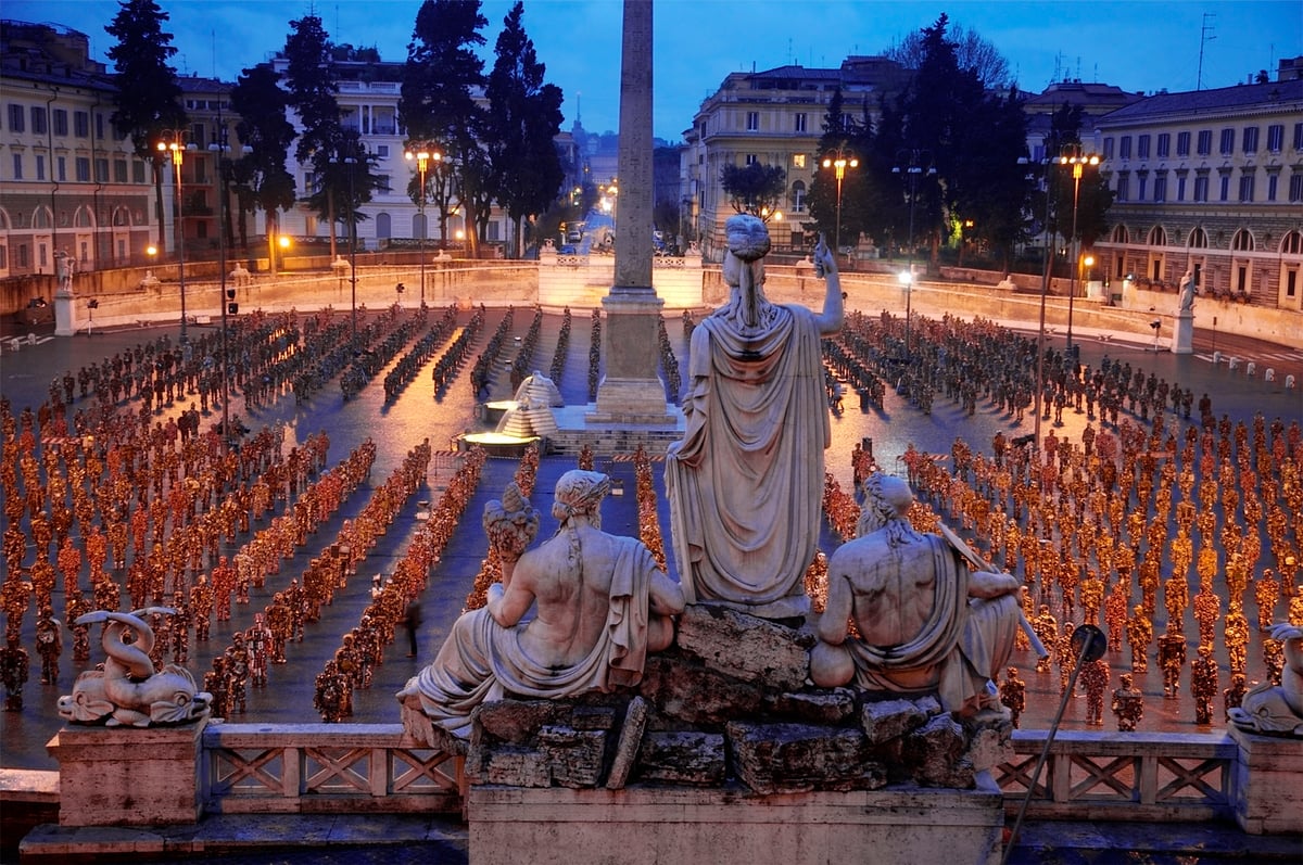 HA Schult - Trash People, 2007; Piazza del Popolo, Roma / (Foto: Thomas Hoepker) © HA Schult, CC BY 3.0, via Wikimedia Commons