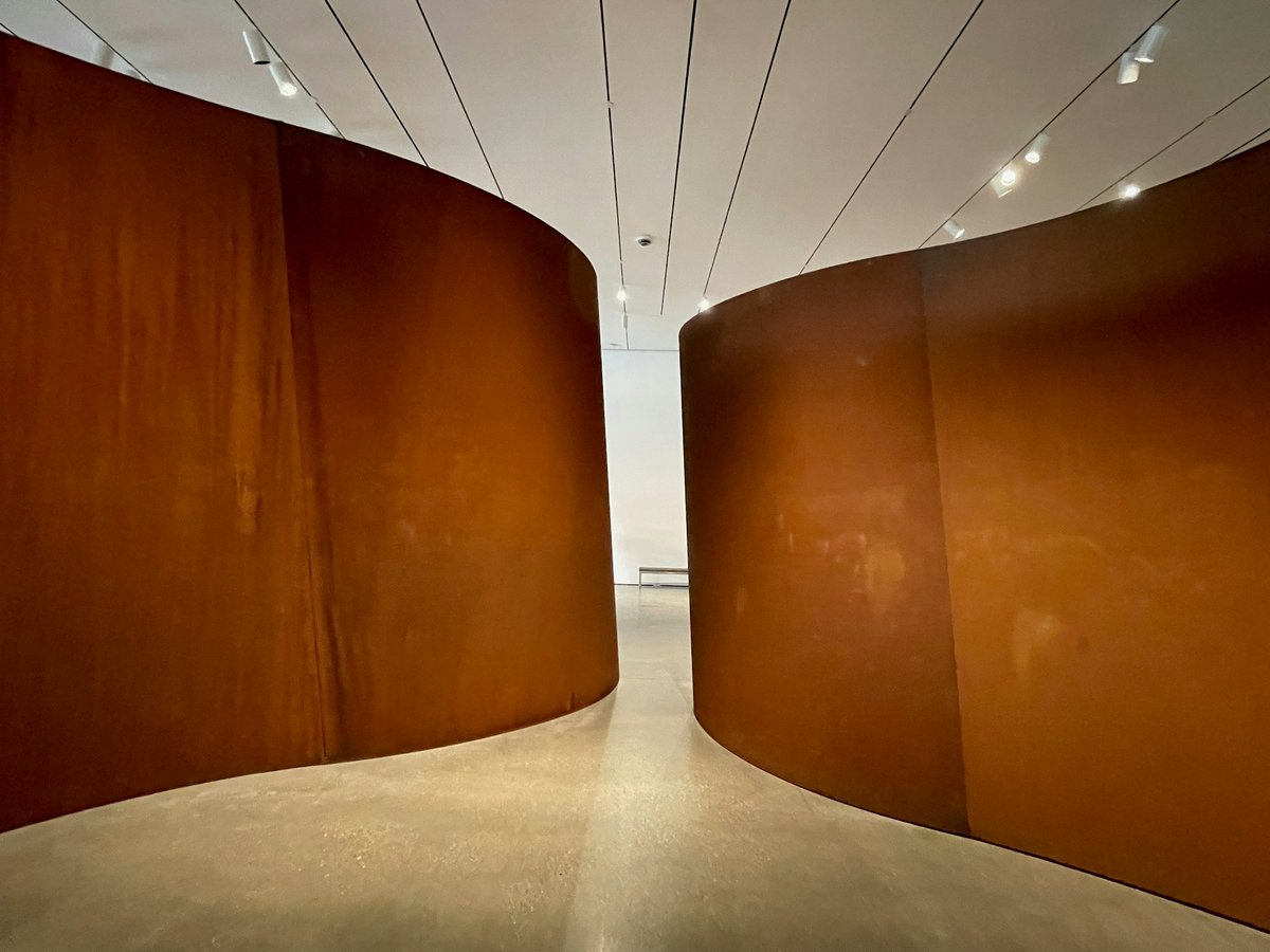 In Gedenken an Richard Serra: Meister des Stahls und der Schatten