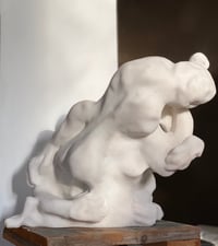 Eva Claessens – Embrace (sculpture), 2023 – Mármol