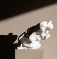 Eva Claessens – Embrace (sculpture), 2023 – Mármol