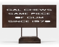 Ed Ruscha – Gal Chews Same Piece of Gum, 2021 – Brons