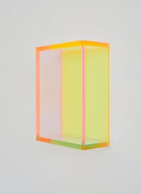 Regine Schumann – Colormirror glow after rose gent, 2025 – Sculpture acrylique