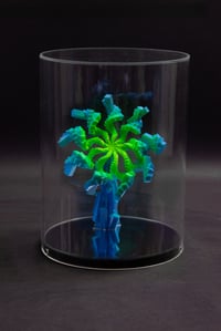 Miguel Chevalier – La Cannabis Sativa d’Edgar Poe Bleu Vert, 2025 – Acryl Skulptur