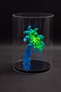 Miguel Chevalier – La Cannabis Sativa d’Edgar Poe Bleu Vert, 2025 – Acryl Skulptur