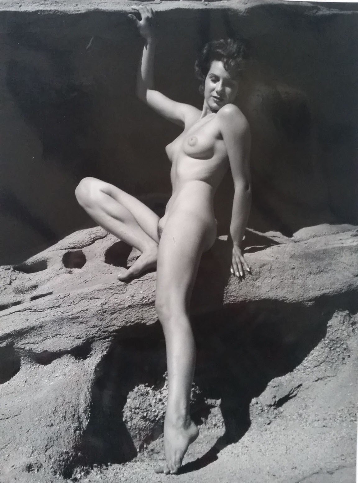 de Dienes, Andre | Nu assise sur rocher, 1960 — available on Composition Gallery