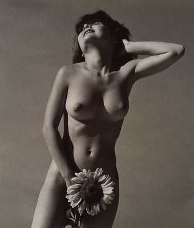 Nu avec fleurs