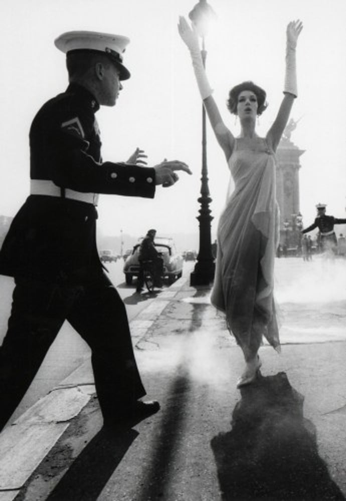 William Klein – Simone + Marines, 1960 – Foto William Klein – Simone + Marines, 1960 – Foto