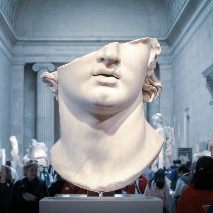 Pflege und Präsentation von Skulpturen: Von Sockeln zu Podesten im Eigenen Zuhause Pflege und Präsentation von Skulpturen: Von Sockeln zu Podesten im Eigenen Zuhause
