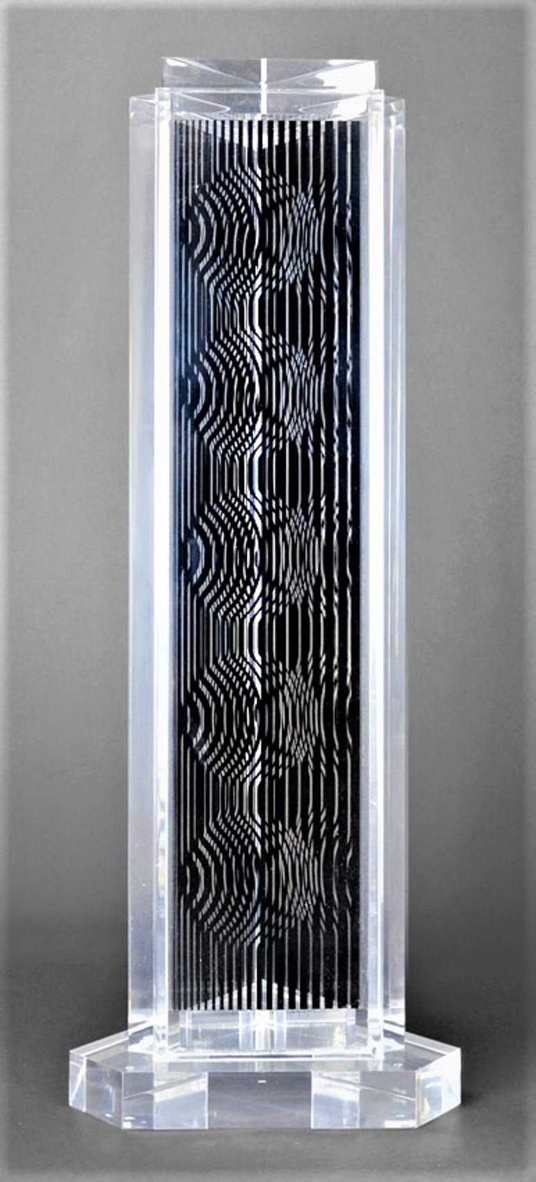 Victor Vasarely – HOLLD (Moire tower), 1990 – Gemengde techniek. Victor Vasarely – HOLLD (Moire tower), 1990 – Gemengde techniek.