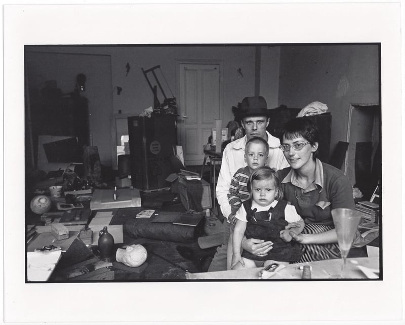 Leonard Freed – Joseph Beuys and his Family in his Home in Oberkassel, 1965 – Impresión gelatina de plata