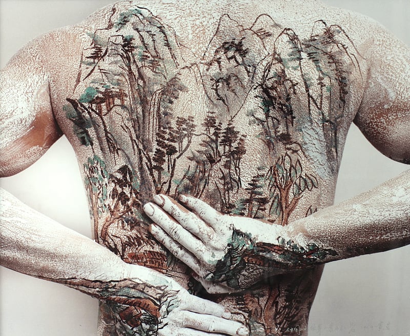 Huang Yan – Chinese Shanshui Tattoo, 1999 – Photographie Huang Yan – Chinese Shanshui Tattoo, 1999 – Photographie