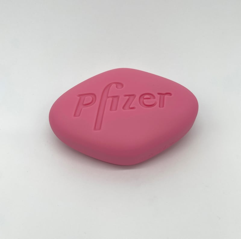 Damien Hirst – Viagra Pink (S), 2014 – Mixed média Damien Hirst – Viagra Pink (S), 2014 – Mixed média
