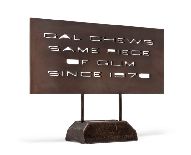 Ed Ruscha – Gal Chews Same Piece of Gum, 2021 – Brons