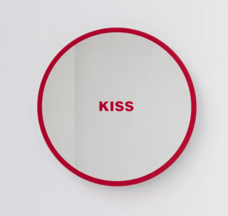 Barbara Kruger – Untitled (2Kiss), 2024 – Técnica mixta