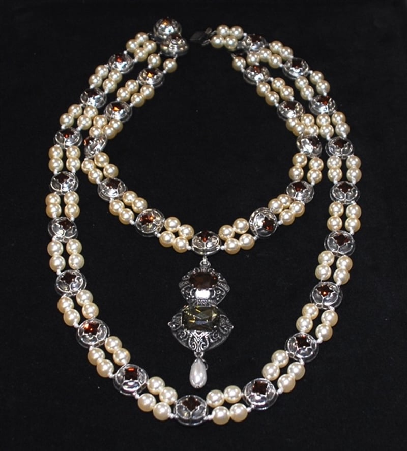 Hiroshi Sugimoto – Necklace of Jane Seymour, 2000 – Gemengde techniek.