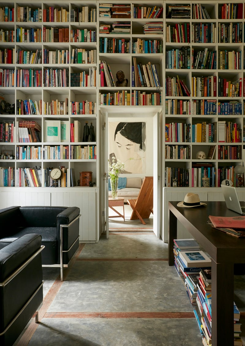 Bureau de Kris Ghesquière en Uruguay. Publié dans ELLE Decor. Design : Kris Ghesquière. Photographie : Ricardo Labougle. Œuvre : Eva Claessens.