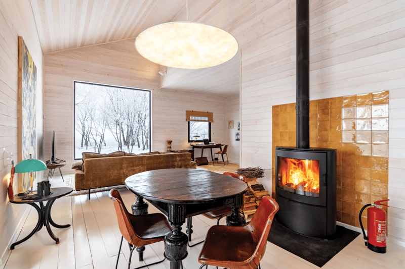 Refuge de montagne de Kris Ghesquière dans les hauts plateaux géorgiens (1 400 m). Design par Kris Ghesquière. Publié dans Interier Magazine.