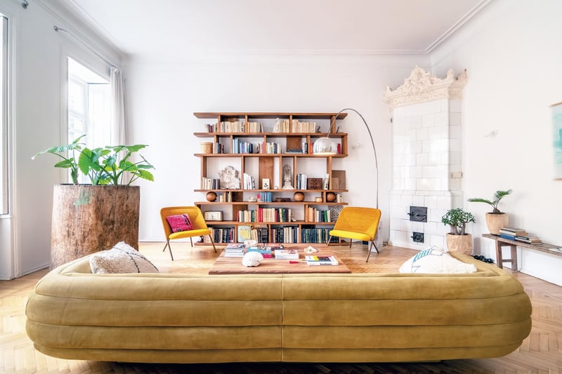 Salon d’un bâtiment restauré de l’époque tsariste, Tbilissi. Publié dans Interier Magazine. Rénovation et design intérieur : Kris Ghesquière.