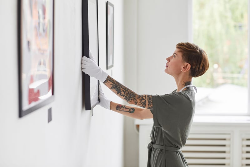 7 Schritte, um ein Kunstwerk an Ihre Wand zu hängen
