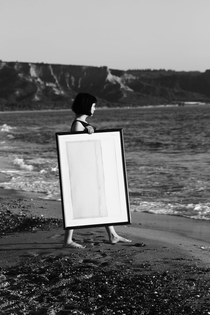 Frame or No Frame? How Presentation Choices Alter Art Perception