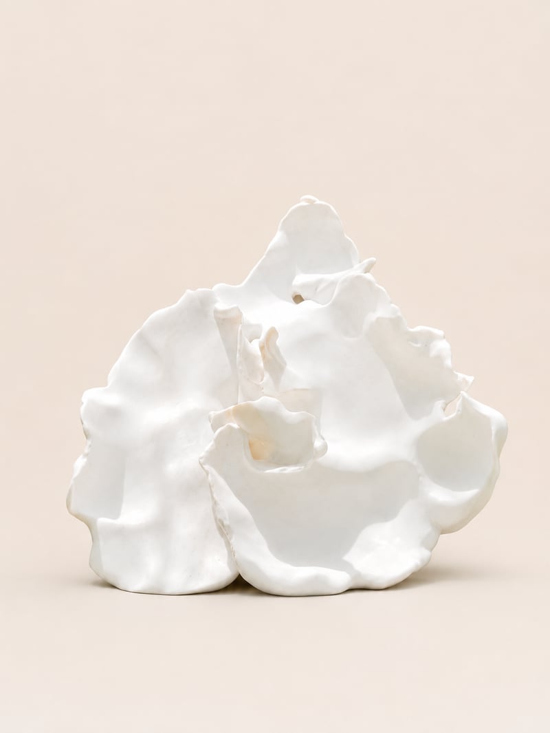 Eva Claessens – Un murmue de fleur, 2026 – Marbre Eva Claessens – Un murmue de fleur, 2026 – Marbre